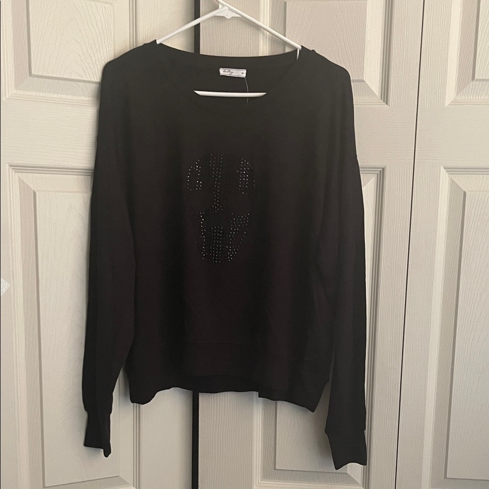 NWOT Britny women's black Sweatshirt Skull  logo sweater.  #0215